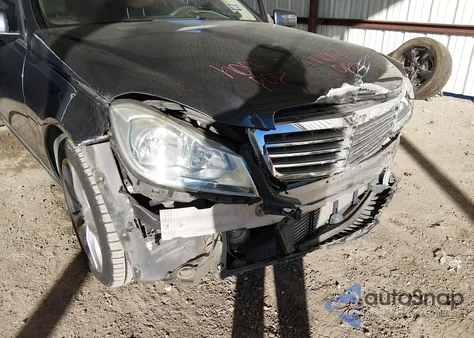 2014 Mercedes-Benz C 250 Luxury из США, поврежденный, VIN WDDGF4HB9EG253896